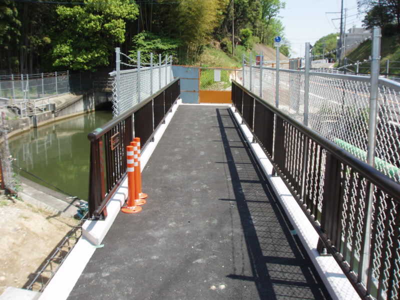 歩道橋 自転車