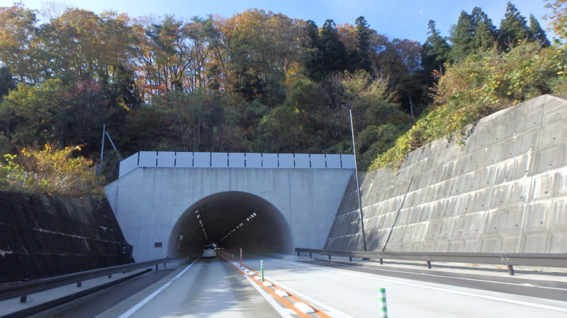 東北中央自動車道沖根山地区道路改良工事